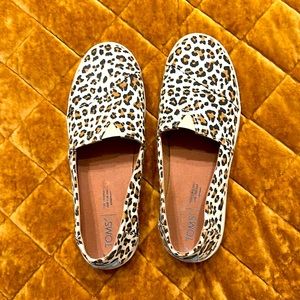 Toms 8.5 leopard slide on flat sneaker